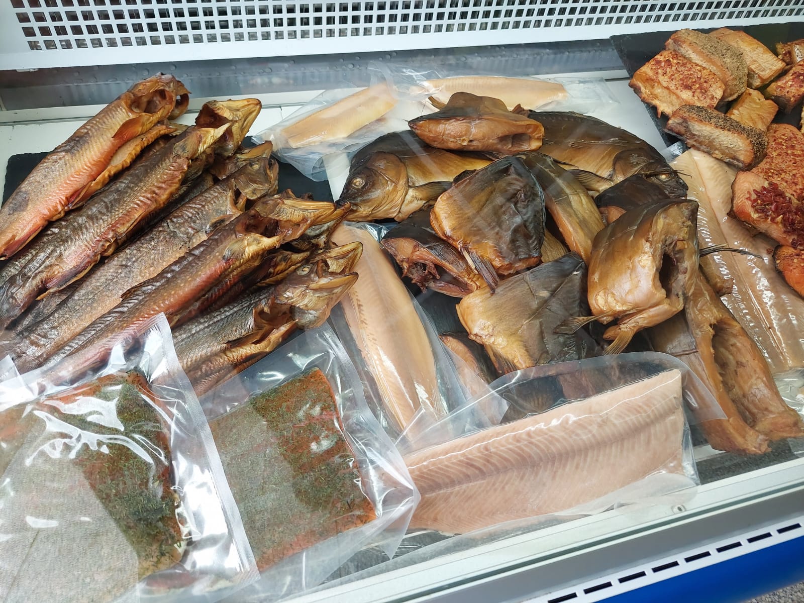 Räucherfisch-Auslage 5