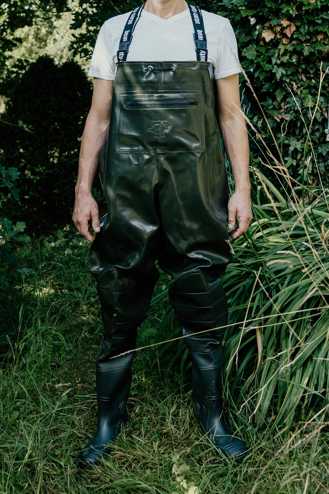 Team beim Einsatz der Wathosen am Teich